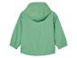 Une veste coupe-vent verte à capuche.