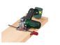 Een Parkside X-12V Team accu-cirkelzaag op een houten plank