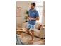 Man in blauwe pyjama met de tekst 'CALL IT A DAY' in een woonkamer.