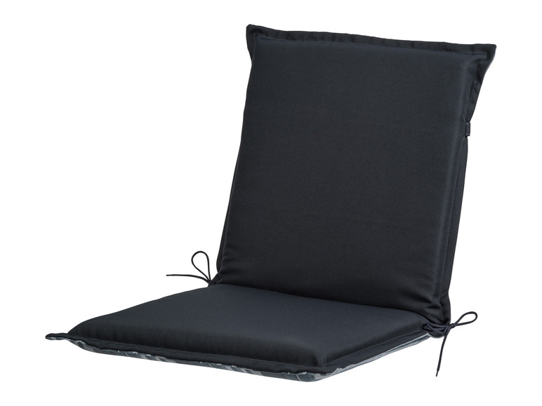 Een zwarte stoel met een rugleuning en zitkussen