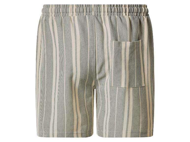 Shorts rayés pour homme avec taille élastique et poche arrière.