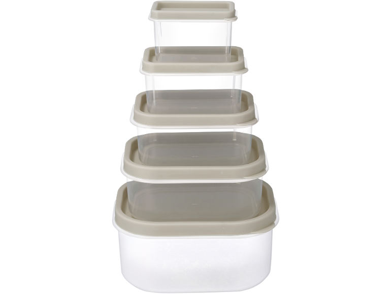 Set van vijf stapelbare transparante voedselcontainers met beige deksels.