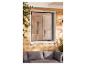 Open raam met hor aan houten wand, naast grijze tuinbank.