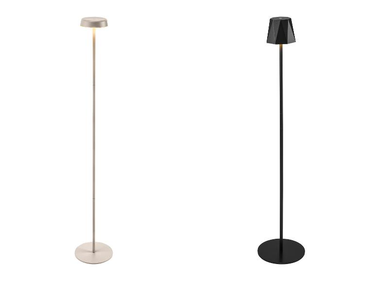 Twee vloerlampen, één beige en één zwart, met warm licht