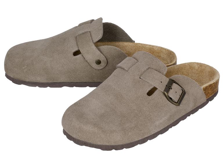 Paire de sabots en daim marron clair avec boucles réglables et semelles en liège.