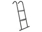 Een zwarte ladder met twee treden voor een trampoline.