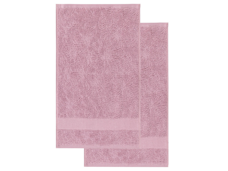 Twee roze badhanddoeken op een witte achtergrond.