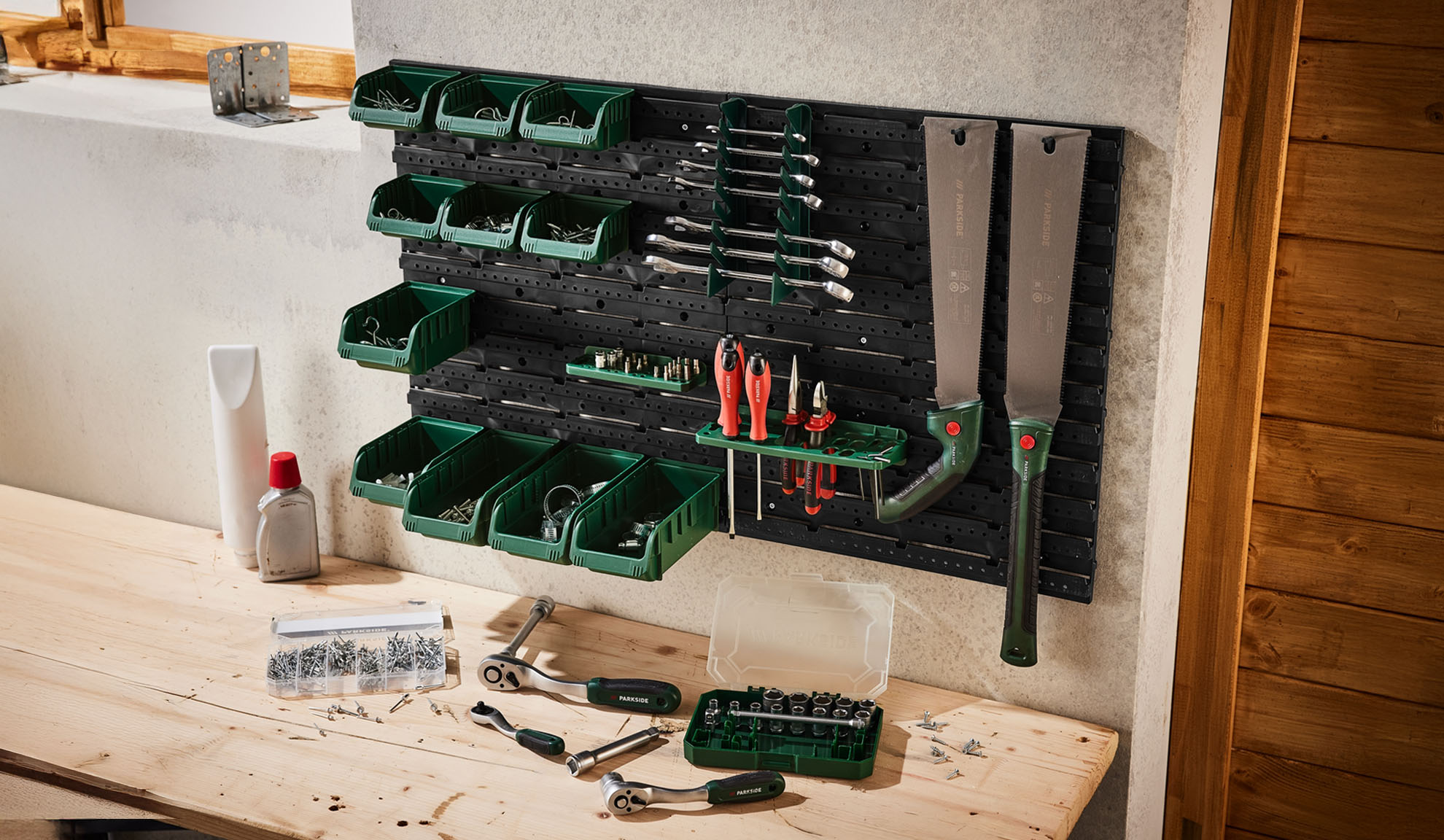 Parkside werkplaatswand met bakken en gereedschap.
