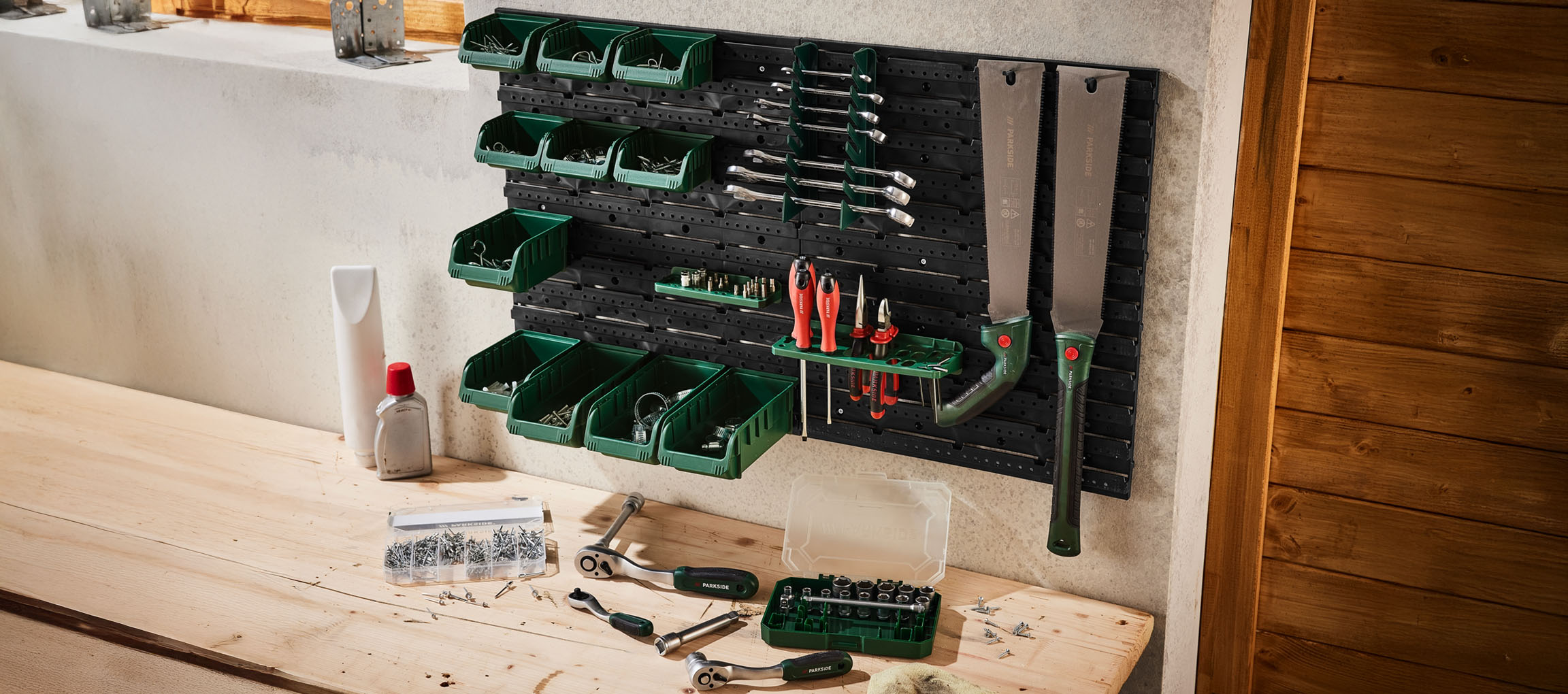 Parkside wandgemonteerde gereedschapsorganizer met diverse gereedschappen en opbergbakken.