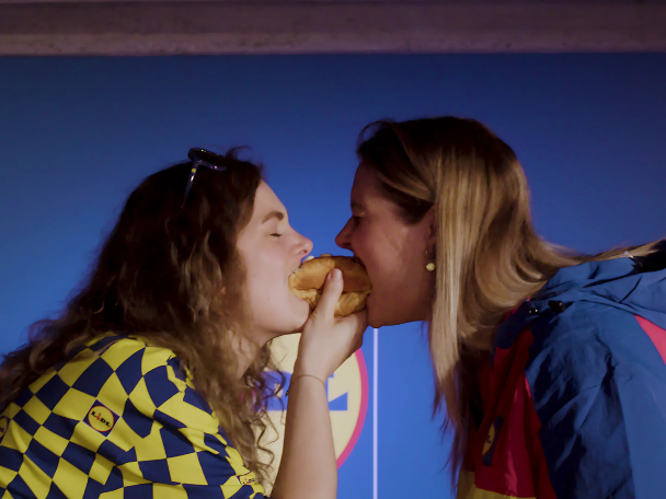 Deux femmes partagent un burger Lidl.