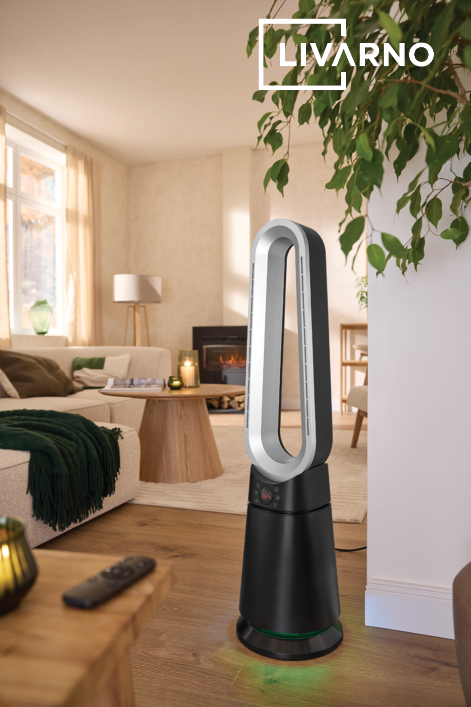 Moderne bladloze torenventilator in een sfeervolle woonkamer.