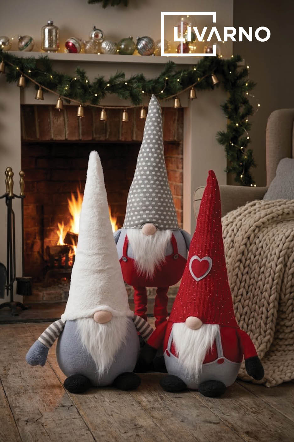 Drie decoratieve kerstkabouters voor een gezellige, brandende open haard.