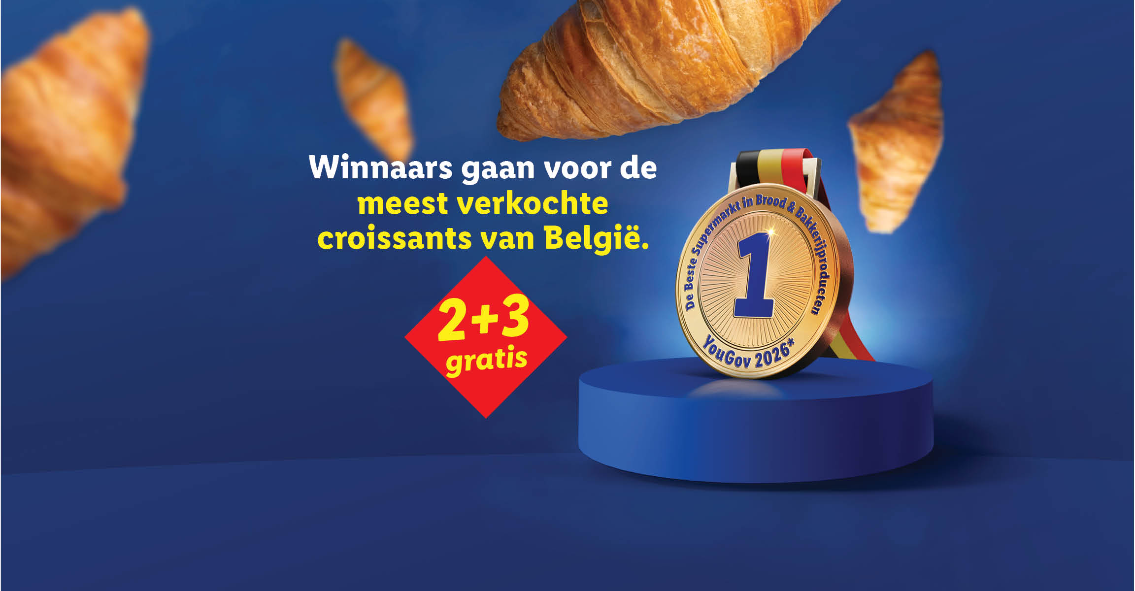 Promotie voor croissants met een 2+3 gratis aanbieding op een blauwe achtergrond.
