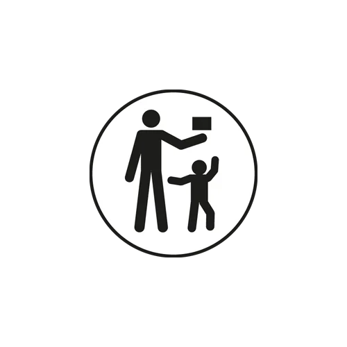 Volwassene en kind met een camera, mogelijk voor een selfie.