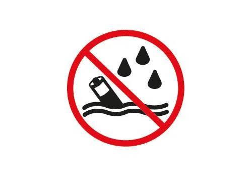 Verbodsteken voor het weggooien van batterijen in water.