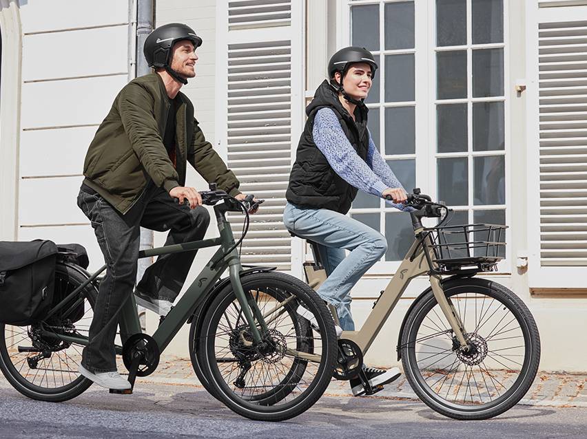 Vélos électriques VanMoof en balade urbaine.