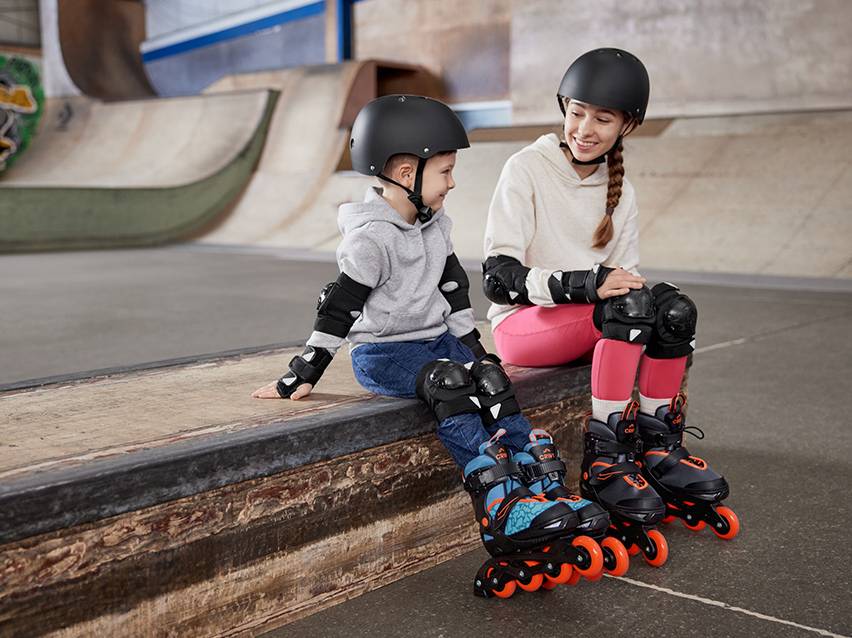 Patins à roulettes, casques et protections pour enfants.