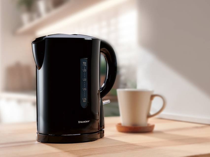 Een zwarte SilverCrest waterkoker op een aanrecht in de keuken.