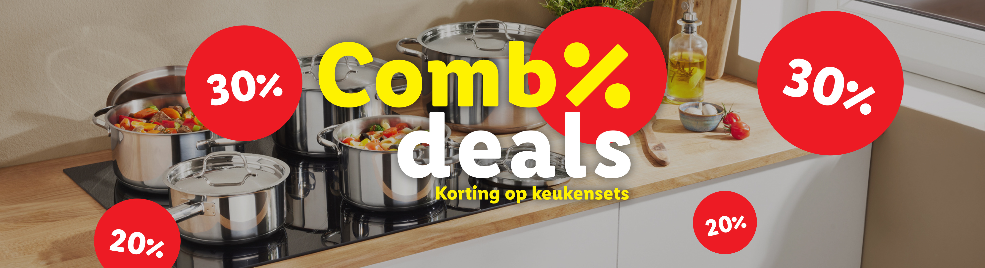 Kookpannen en steelpannen op een fornuis met de tekst 'Comb% deals' en 'Korting op keukensets'.