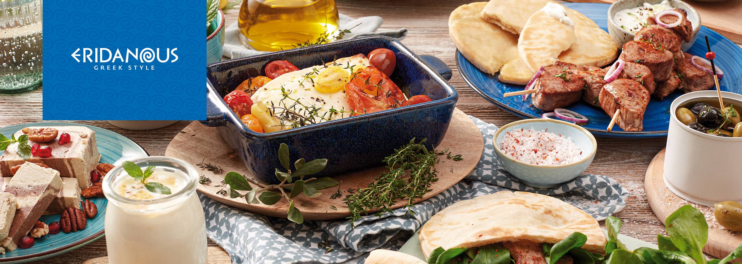 Eridanous Grieks eten: gebakken feta, souvlaki en pitabrood.