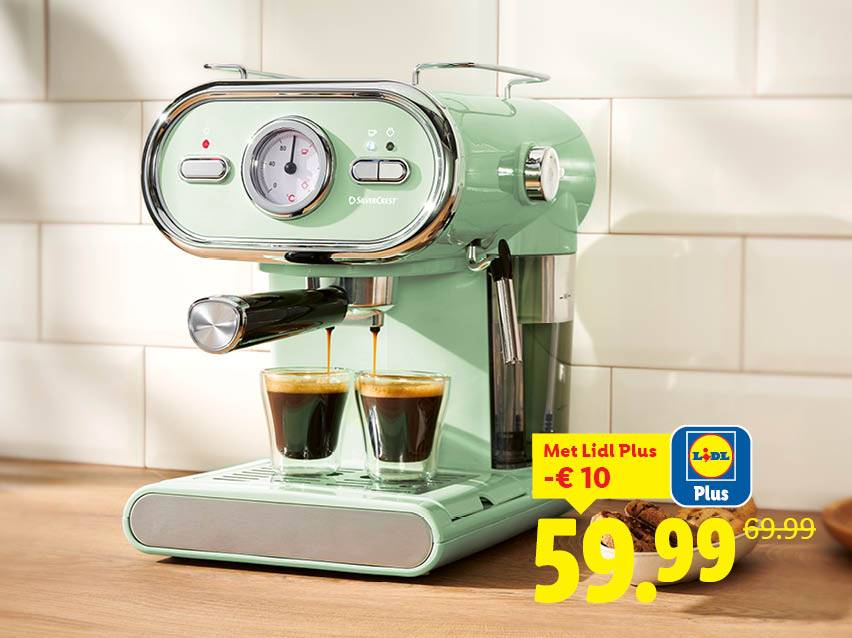 Een mintgroen SilverCrest espressomachine, met twee kopjes espresso, op een houten aanrecht.
