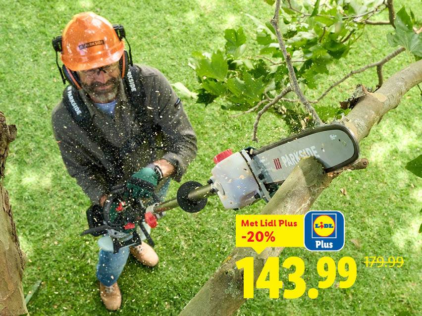 Een man zaagt een boomtak door met een Parkside kettingzaag, met een Lidl aanbieding.