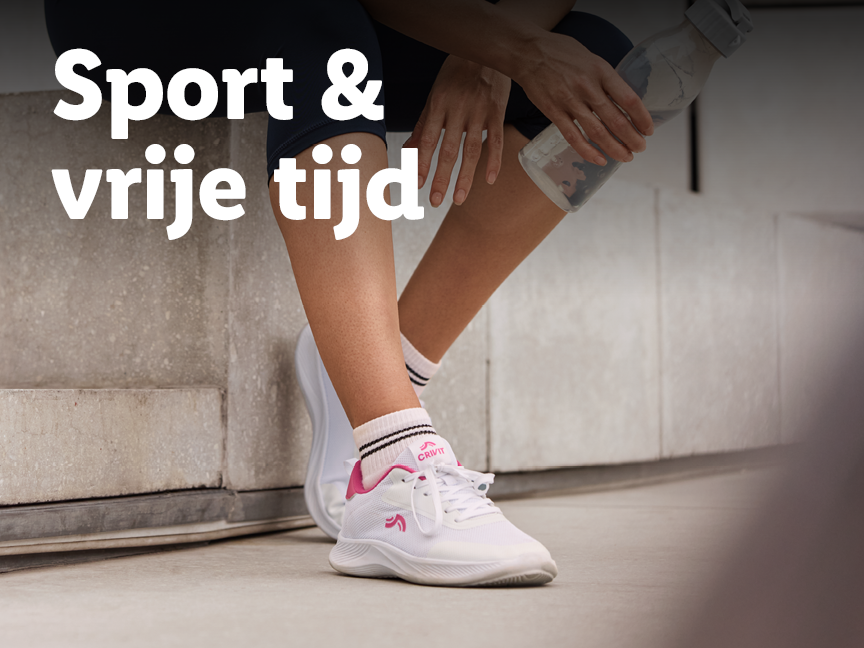 Een persoon in sportkleding met witte sportschoenen en een waterfles.