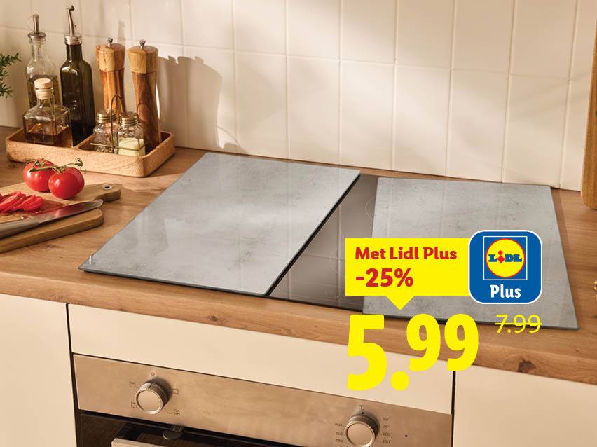 Grijze glazen snijplanken op een kookplaat, met een Lidl Plus aanbieding.
