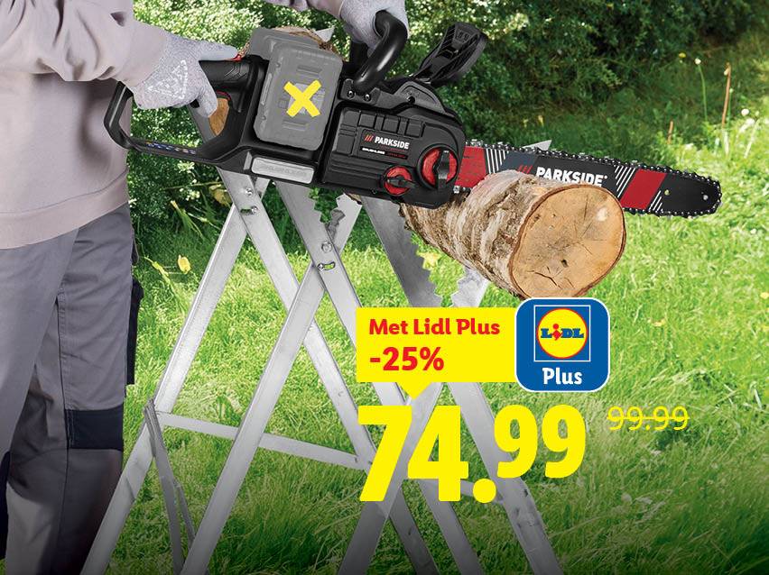 Een persoon zaagt een boomstam met een Parkside kettingzaag, met een Lidl Plus aanbieding van €74,99.