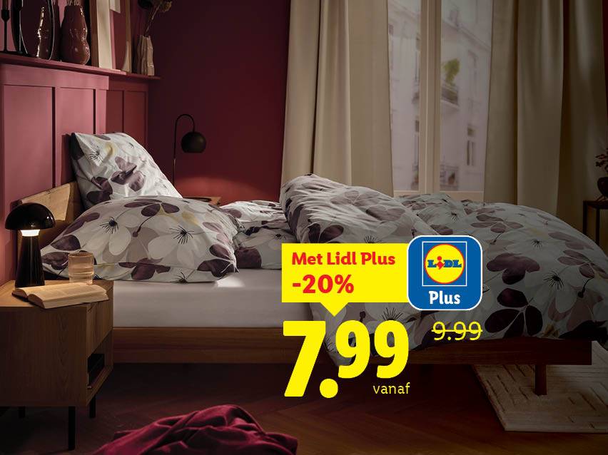 Bloemig beddengoed in een slaapkamer, met een Lidl Plus aanbieding.