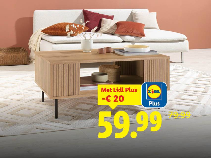 Houten salontafel met opbergruimte, witte bank en een vloerkleed met patroon, met een Lidl Plus aanbieding.