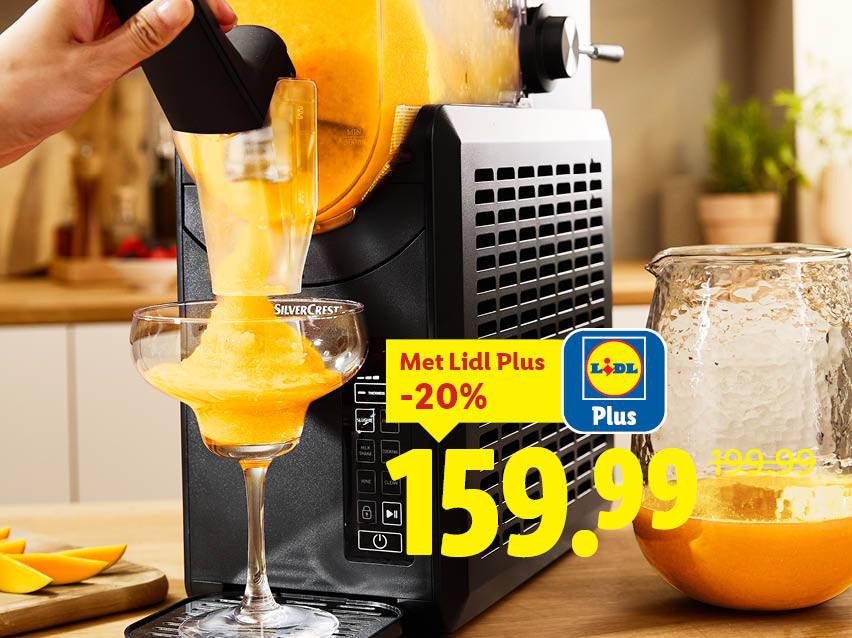 Een SilverCrest slushmachine vult een glas met oranje slush, met een Lidl Plus aanbieding.