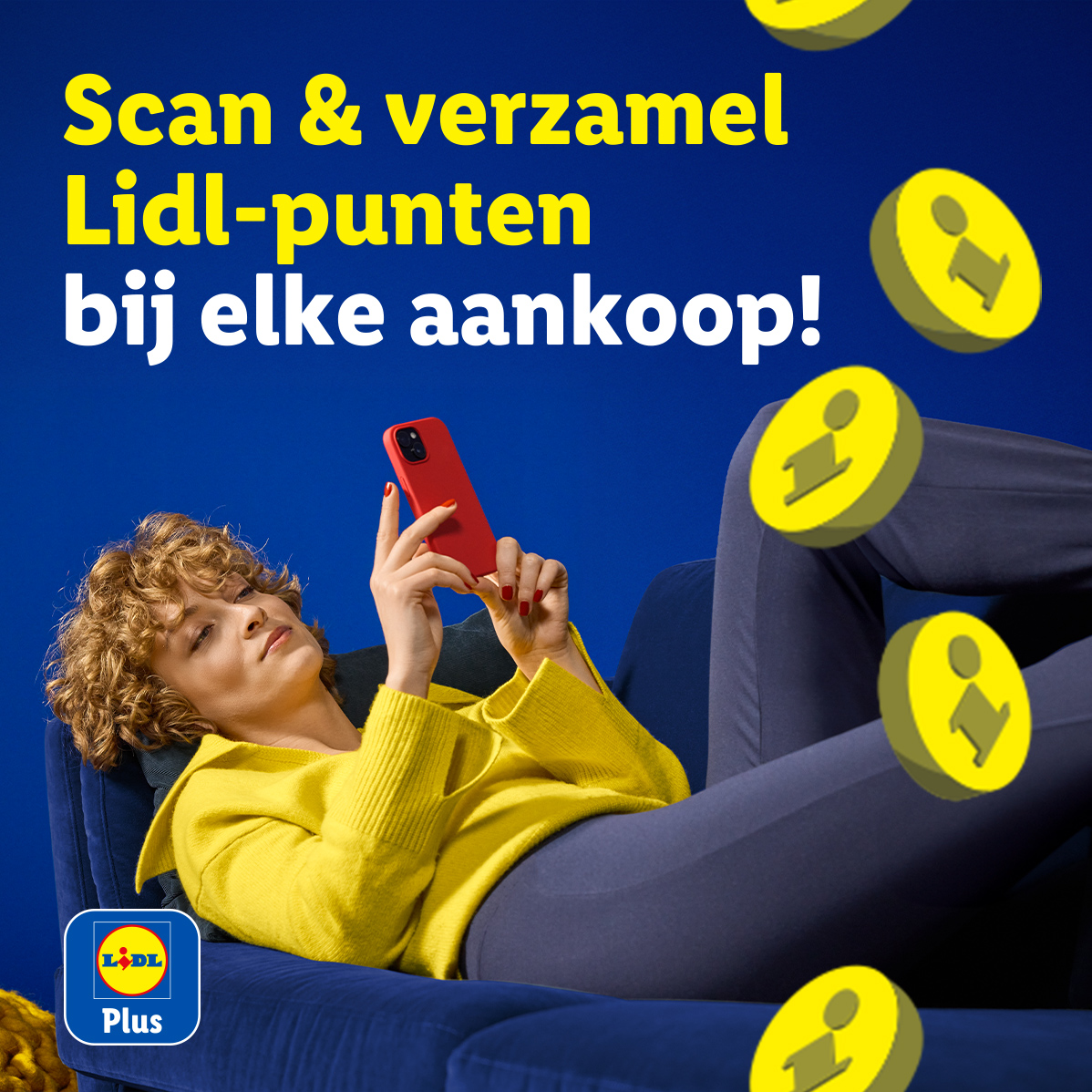 Vrouw op bank met telefoon, omringd door punten, met tekst: Scan & verzamel punten bij elke aankoop!