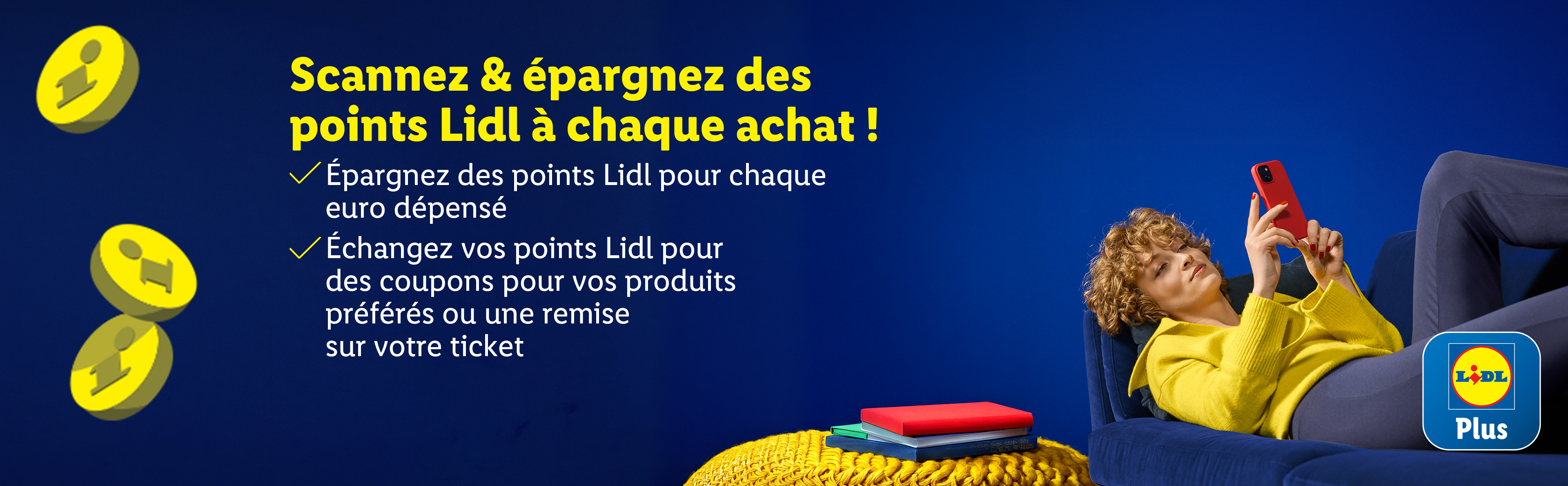 Une femme sur un canapé utilise son téléphone, avec des points de fidélité flottants et le texte 'Scannez & épargnez des points à chaque achat !'