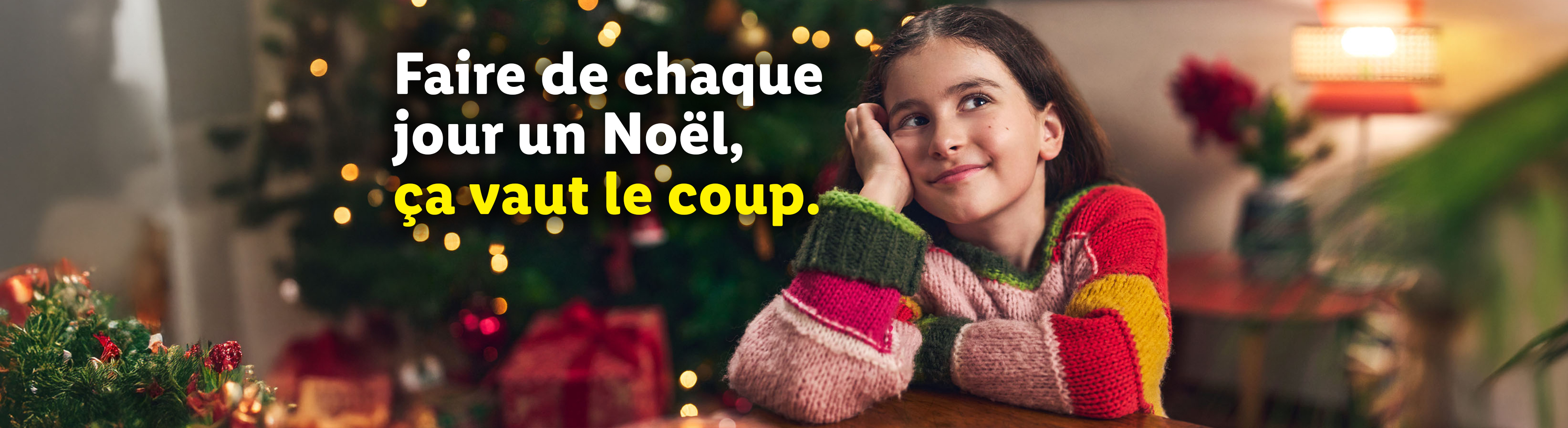 Une fille dans une ambiance de Noël avec le texte : « Faire de chaque jour un Noël, ça vaut le coup. »