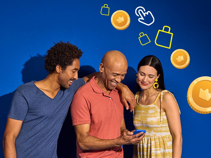 Drie vrienden kijken samen naar een telefoon, terwijl er virtuele munten en winkelzakjes om hen heen zweven.