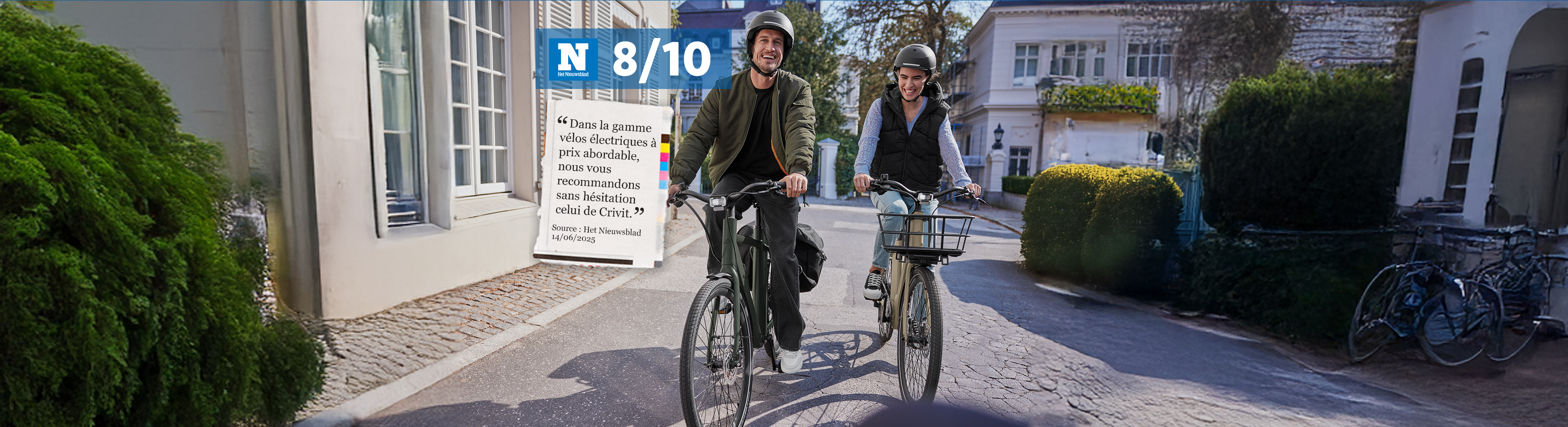 Deux personnes à vélo électrique en ville.