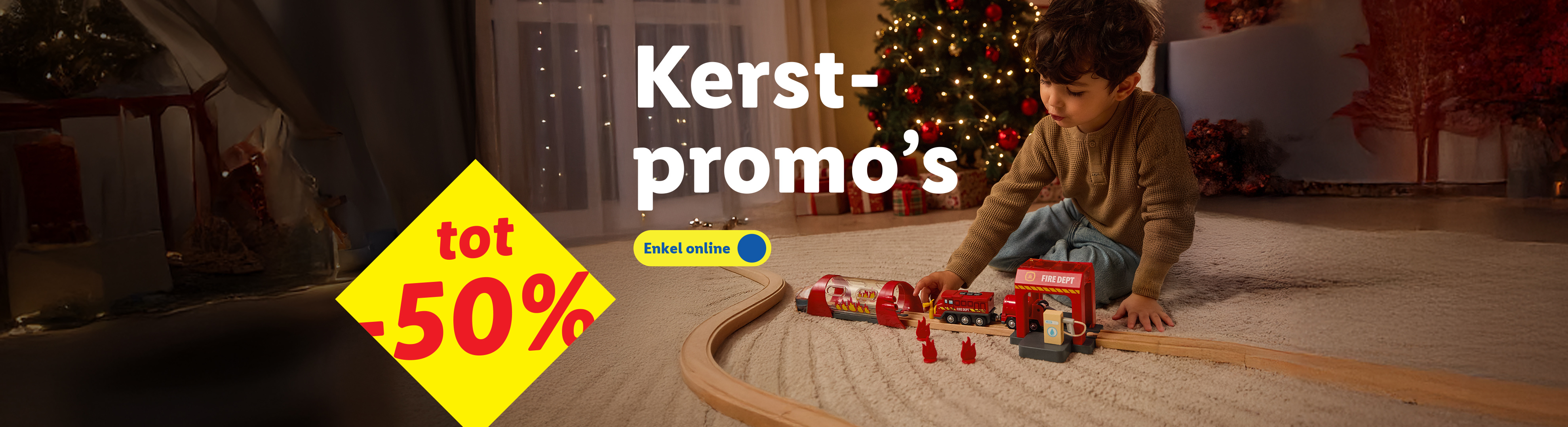 Kerstpromo's: kind speelt met brandweertrein, tot -50% enkel online.