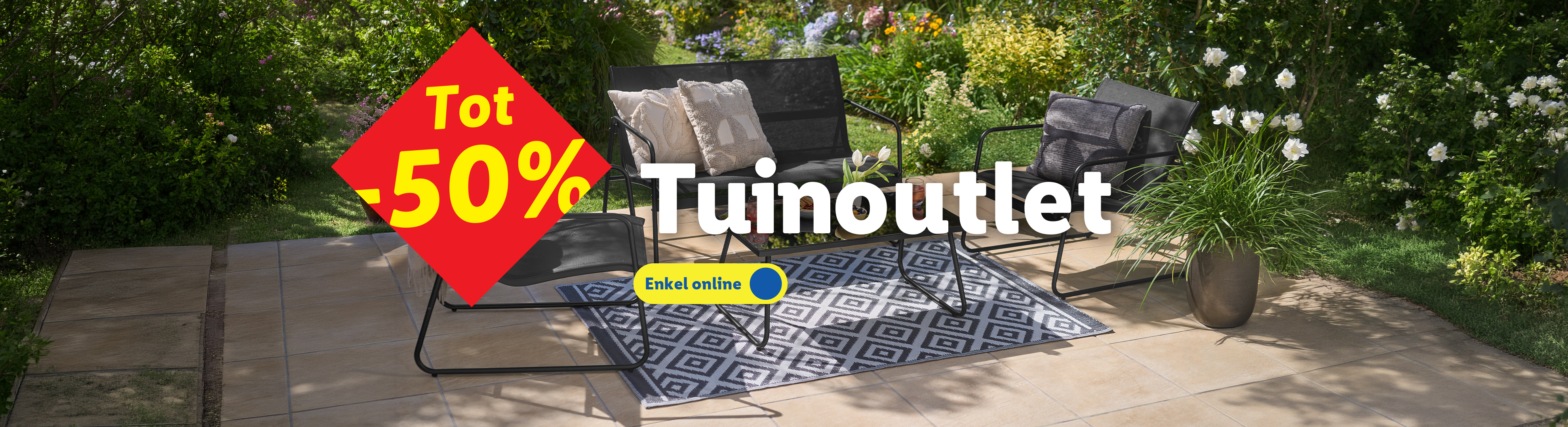 Tuinmeubelen en decoratie op een terras, met een rode sticker 'Tot -50%' en 'Tuinoutlet'.