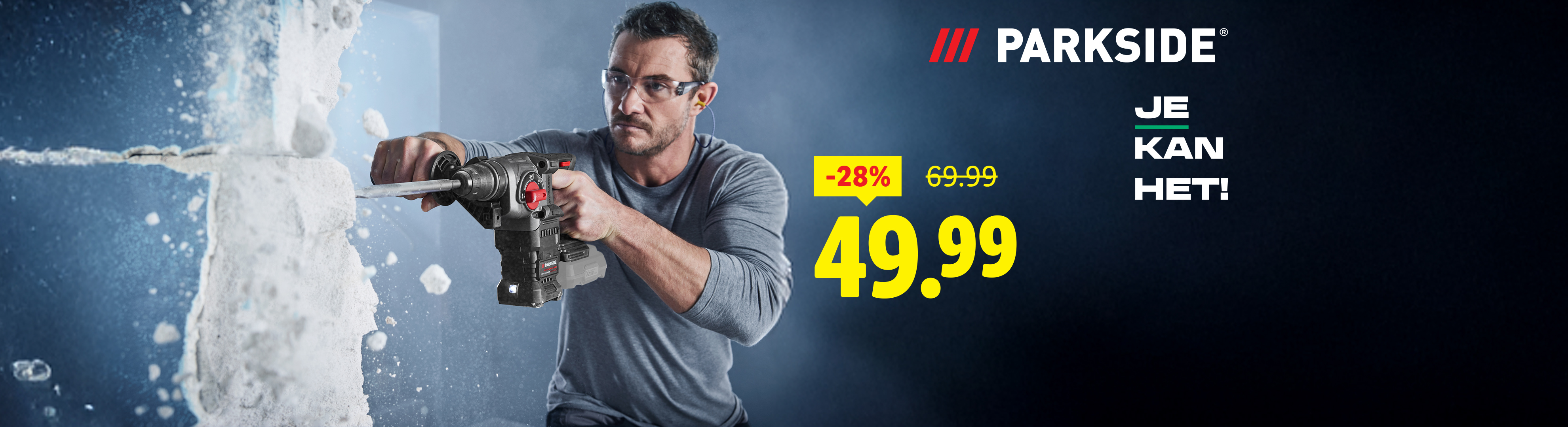 Een man gebruikt een Parkside boorhamer om een muur te doorbreken, met een aanbieding van -28%.