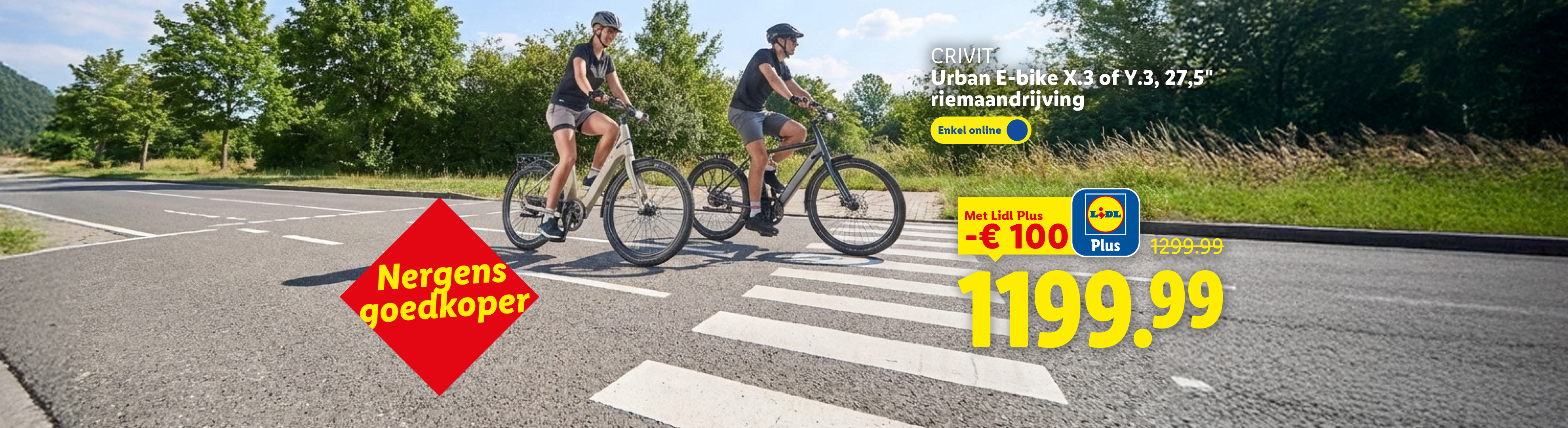 Twee mensen op elektrische fietsen op een weg, met promotionele aanbiedingen.