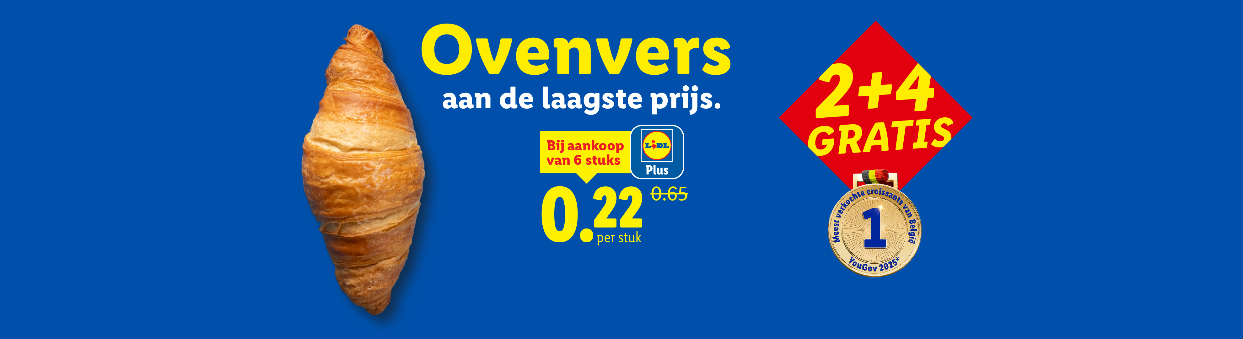 Een croissant met de tekst 'Ovenvers aan de laagste prijs' en '2+4 GRATIS'.