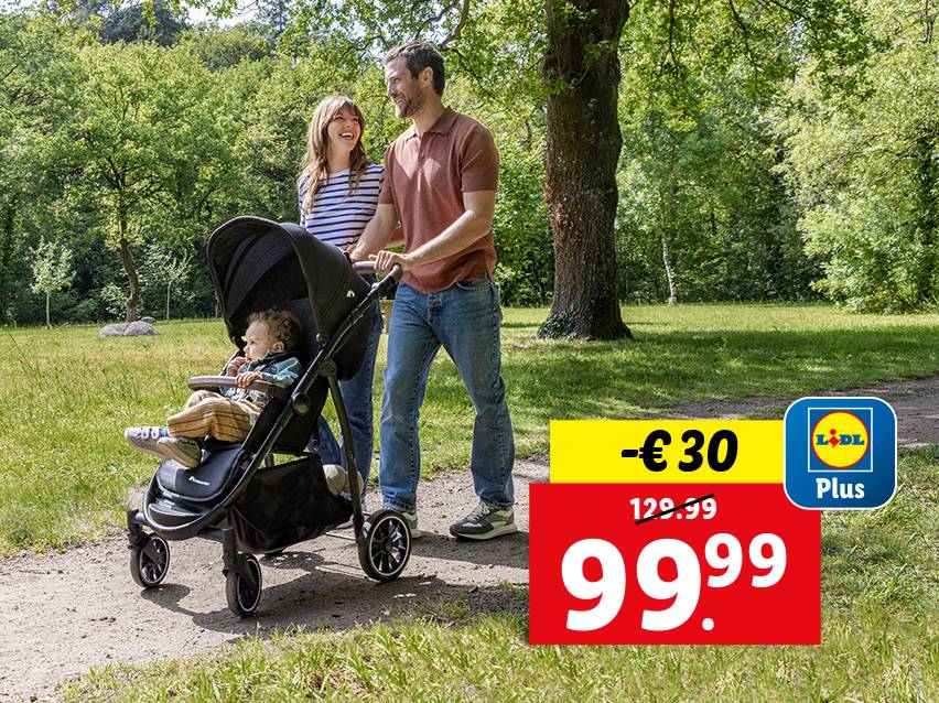 Een gezin wandelt in een park met een nieuwe kinderwagen van Lidl Plus, afgeprijsd van €129,99 naar €99,99.