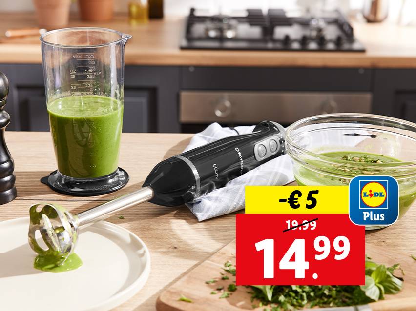 Een Silvercrest staafmixer van Lidl Plus voor €14,99 (van €19,99), met een mengkom en maatbeker.