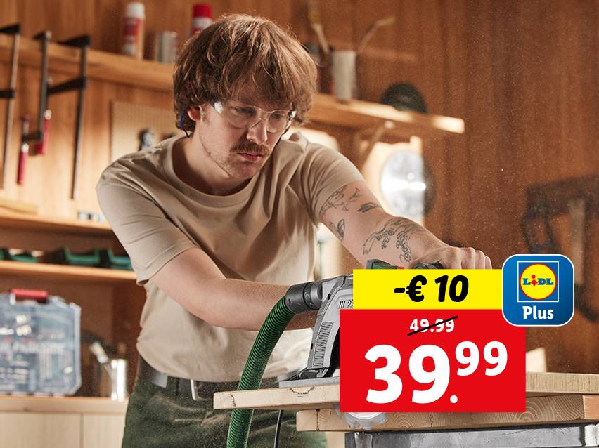Een man gebruikt een Lidl Plus cirkelzaag, afgeprijsd van €49,99 naar €39,99.