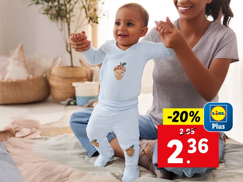 Een baby in een schattige eikeltje romper van Lidl Plus, met 20% korting.