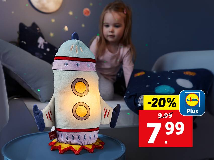 Een pluchen raketlamp met een klein meisje in een slaapkamer met ruimtethema.