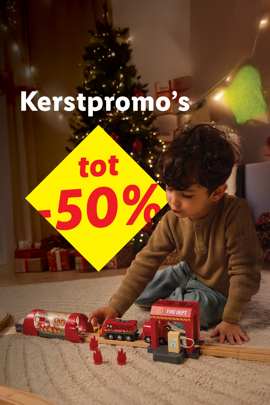 Jongen speelt met een houten brandweertreinset, met kerstpromotie tot -50%.