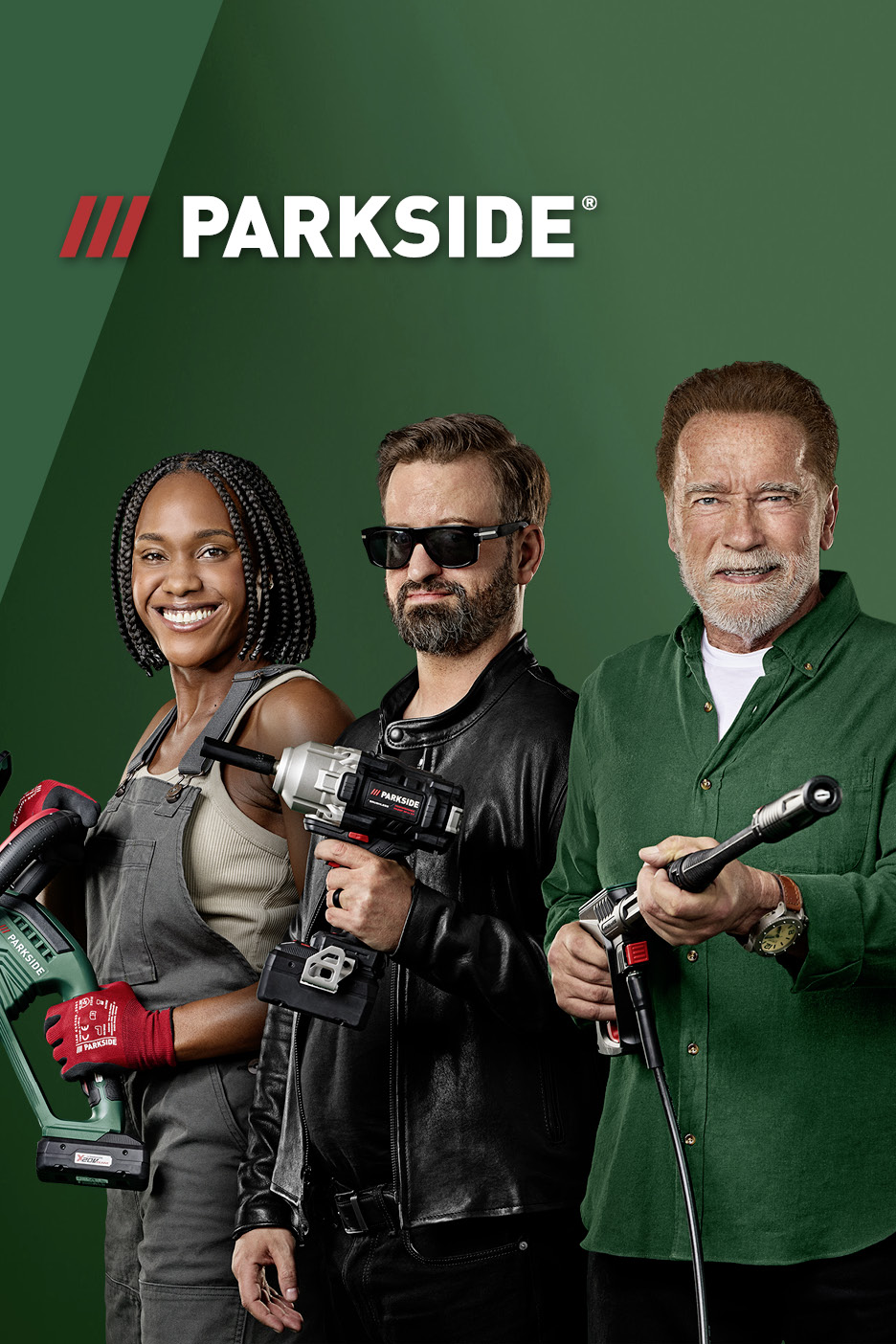 Drie mensen, waaronder Arnold Schwarzenegger, poseren met Parkside elektrisch gereedschap.