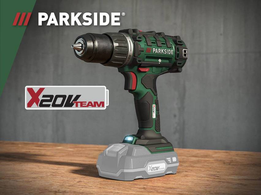 Een Parkside X20V Team accuboormachine op een houten ondergrond.